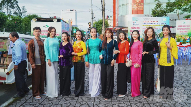 5000名女性参加芹苴三妑袄服装秀 ảnh 1