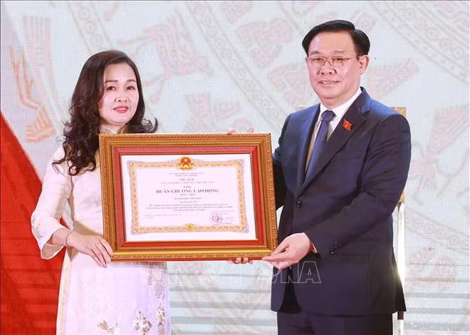 越南国会主席王廷惠出席《人民代表报》创刊35周年纪念典礼 ảnh 1
