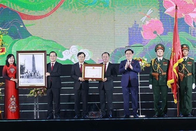 越南国会主席王廷惠出席荣市建市60周年暨凤凰中都设立235周年纪念活动 ảnh 1 越南国会主席王廷惠出席荣市建市60周年暨凤凰中都设立235周年纪念活动 ảnh 1