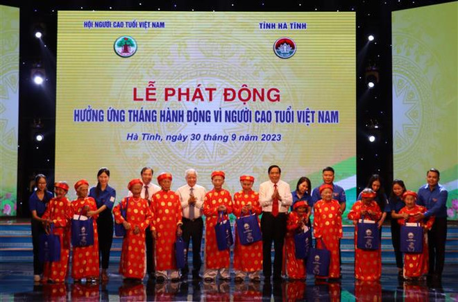 越南老年人关爱月活动开启 ảnh 1 越南老年人关爱月活动开启 ảnh 1