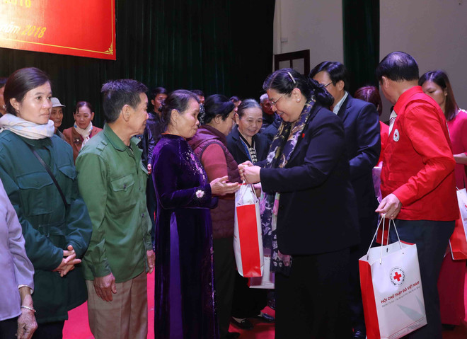 国会副主席丛氏放看望慰问奠边省人民和边防屯干部战士 ảnh 2 国会副主席丛氏放看望慰问奠边省人民和边防屯干部战士 ảnh 2