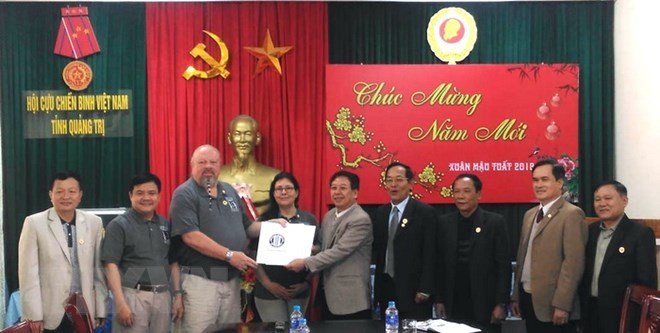 美国越南战争退役军人协会向广治省移交烈士遗骸档案 ảnh 1 美国越南战争退役军人协会向广治省移交烈士遗骸档案 ảnh 1