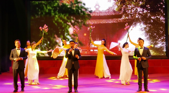 “迎2018新年”国际艺术交流活动有助于加强越南人民与世界各国人民的友谊 ảnh 2 “迎2018新年”国际艺术交流活动有助于加强越南人民与世界各国人民的友谊 ảnh 2