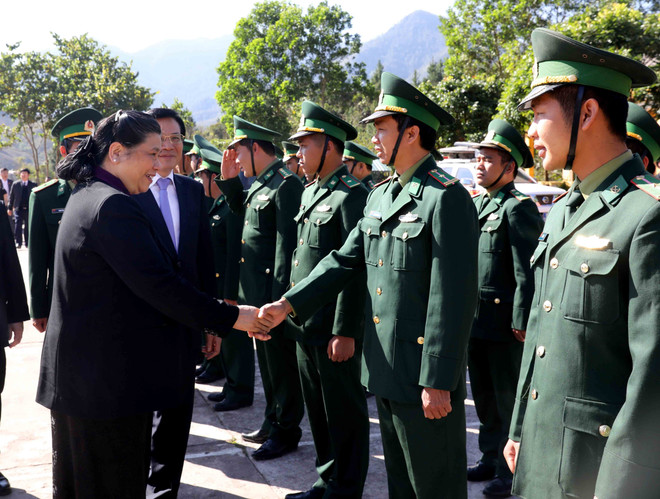 国会副主席丛氏放看望慰问奠边省人民和边防屯干部战士 ảnh 3 国会副主席丛氏放看望慰问奠边省人民和边防屯干部战士 ảnh 3