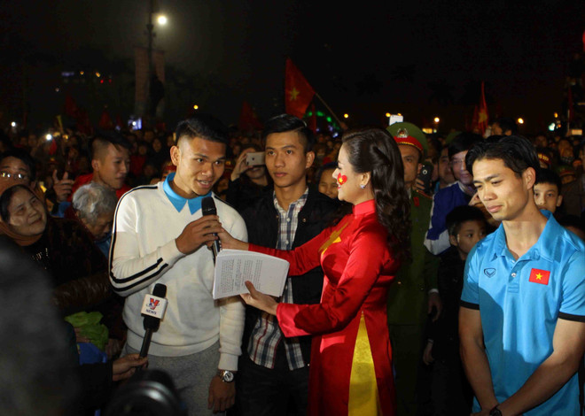 越南各省市举行仪式 欢迎各名U23球员回家 ảnh 2