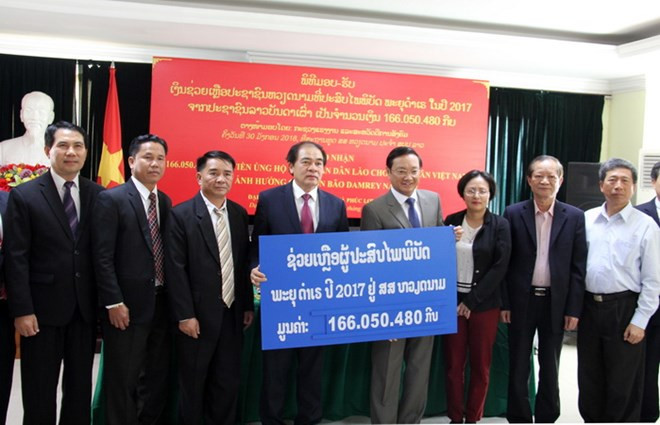 老挝人民捐款援助越南受灾群众 ảnh 1