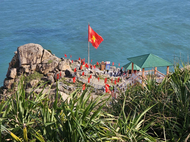 富安省举行新年升旗仪式并迎来首批入境游客 ảnh 2