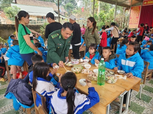 向乂安省边境地区贫困人口赠送数百份礼物 ảnh 1