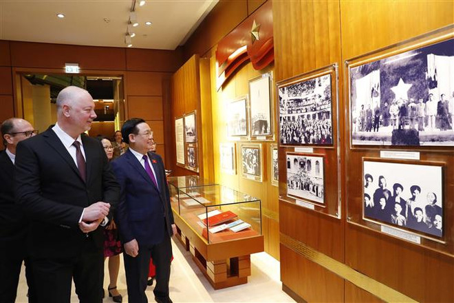 越南国会主席王廷惠与保加利亚议会议长耶利亚兹科夫举行会谈 ảnh 4 越南国会主席王廷惠与保加利亚议会议长耶利亚兹科夫举行会谈 ảnh 4