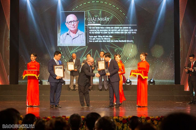 巴西学者高度评价越南共产党的领导作用 ảnh 4