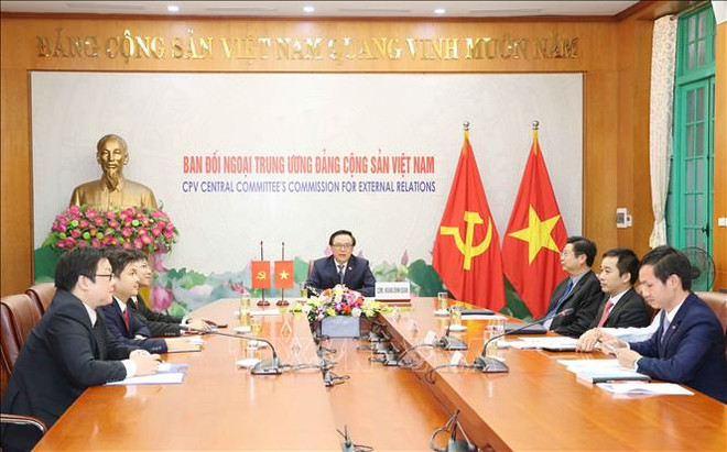 越共中央对外部部长黄平君与日本共产党国际委员会主任绪方康雄举行会谈 ảnh 1  越共中央对外部部长黄平君与日本共产党国际委员会主任绪方康雄举行会谈 ảnh 1
