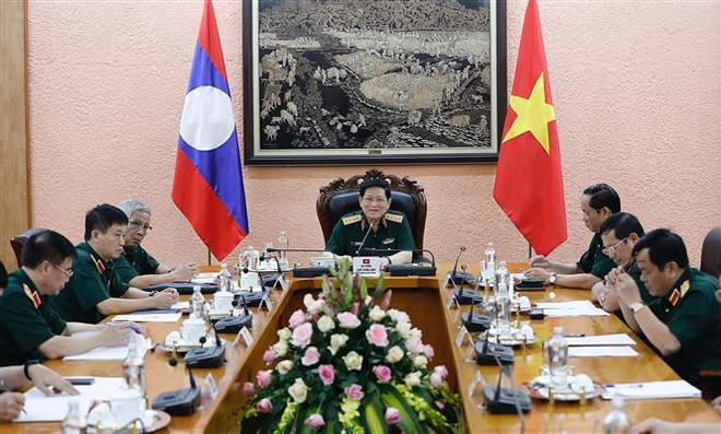 越南国防部长吴春历大将与老挝国防部长占沙蒙•占雅拉大将通电话 ảnh 1
