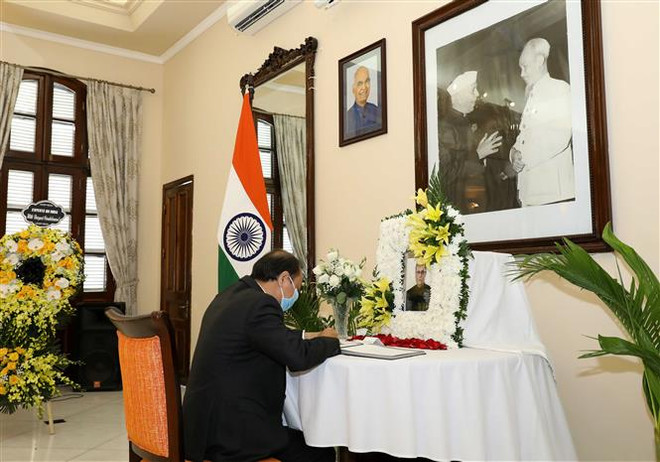 越南外交部副部长阮国勇前往印度大使馆吊唁印度前总统普拉纳布 ảnh 1