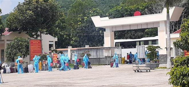 巴地头顿省对与入境日本后的一名新冠患者有密切接触的33名人员进行集中隔离 ảnh 1 巴地头顿省对与入境日本后的一名新冠患者有密切接触的33名人员进行集中隔离 ảnh 1