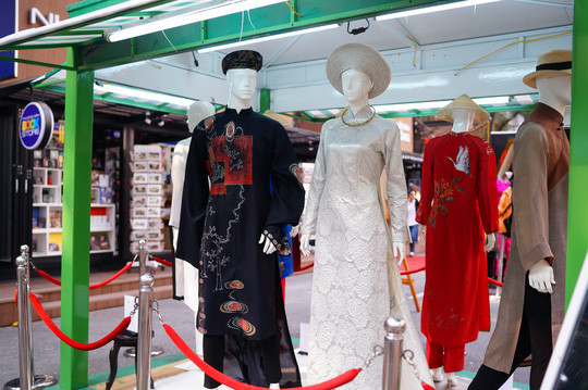 越南长衣展在胡志明市书街举行 ảnh 1 越南长衣展在胡志明市书街举行 ảnh 1