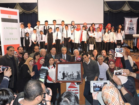 “瞭望越南之窗”阅读室揭牌仪式在埃及举行 ảnh 1 “瞭望越南之窗”阅读室揭牌仪式在埃及举行 ảnh 1