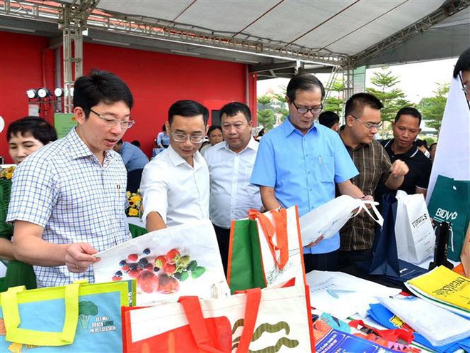 兴安省启动“跟一次性塑料制品和难以降解尼龙袋说不”运动 ảnh 2 兴安省启动“跟一次性塑料制品和难以降解尼龙袋说不”运动 ảnh 2