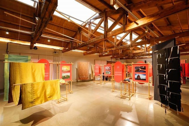 东盟在韩国推介传统面料 ảnh 1 东盟在韩国推介传统面料 ảnh 1