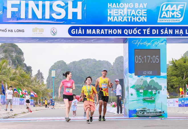 近1200名国际运动员报名参加下龙湾遗产国际马拉松大赛 ảnh 2 近1200名国际运动员报名参加下龙湾遗产国际马拉松大赛 ảnh 2