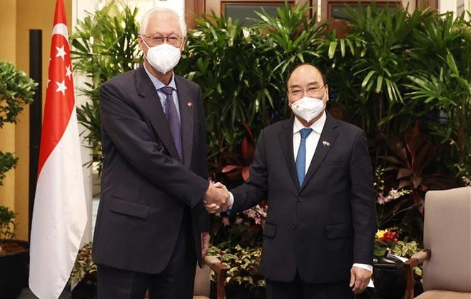 阮春福会见新加坡前总理吴作栋和国务资政兼国家安全统筹部长张志贤 ảnh 1