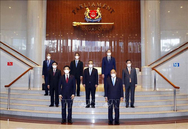 越南国家主席阮春福会见新加坡国会议长陈川仁 ảnh 1 越南国家主席阮春福会见新加坡国会议长陈川仁 ảnh 1