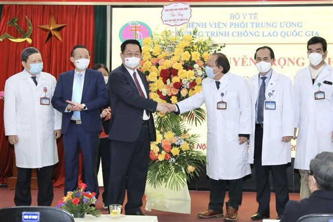 中央宣教部部长阮仲义看望慰问医务人员 致以节日祝贺 ảnh 2 中央宣教部部长阮仲义看望慰问医务人员 致以节日祝贺 ảnh 2