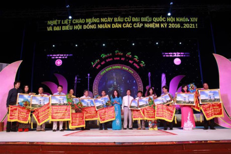 2016年才子弹唱艺术联欢会在平阳省举行 ảnh 1 2016年才子弹唱艺术联欢会在平阳省举行 ảnh 1