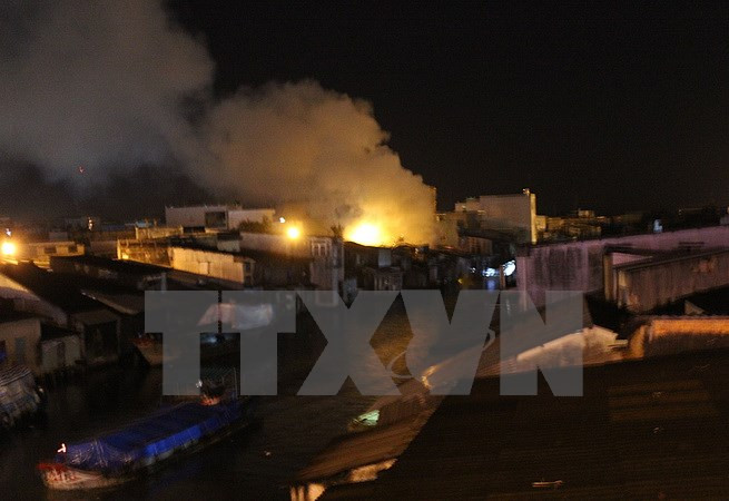 老挝越南人市场发生火灾越老职能机关配合做好火灾善后处理工作 ảnh 1 老挝越南人市场发生火灾越老职能机关配合做好火灾善后处理工作 ảnh 1