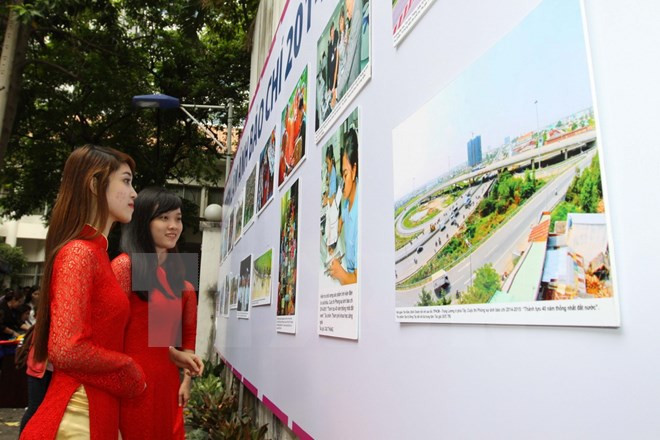 “祖国之春”新闻图片展在河内举行 ảnh 1 “祖国之春”新闻图片展在河内举行 ảnh 1