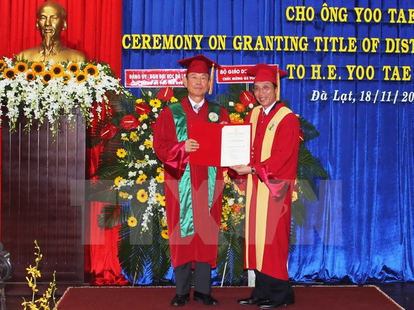 大叻大学授予韩国驻越南前大使柳泰铉名誉教授称号 ảnh 1 大叻大学授予韩国驻越南前大使柳泰铉名誉教授称号 ảnh 1