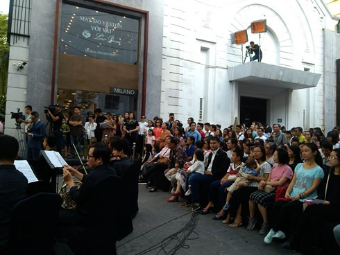 2015年秋冬季罗拉演唱会吸引首都河内众多市民参加 ảnh 1