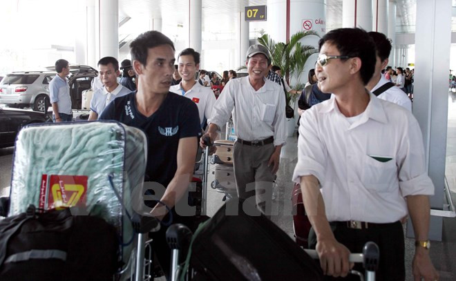 首批在阿13名越劳回到内排机场 ảnh 1