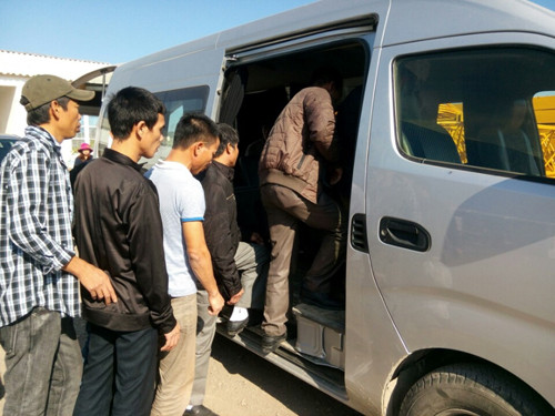 首批在阿13名越南劳动者回国 ảnh 1 首批在阿13名越南劳动者回国 ảnh 1