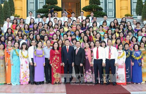 张晋创主席会见越南油气集团先进模范女干部员工 ảnh 1 张晋创主席会见越南油气集团先进模范女干部员工 ảnh 1