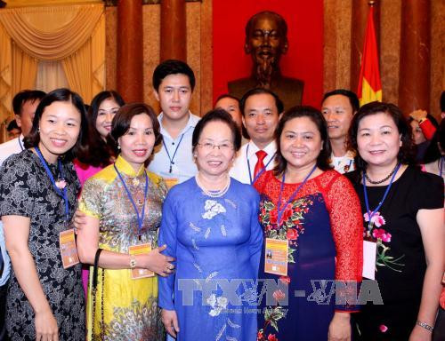 越南国家副主席阮氏缘会见全国企业界模范代表 ảnh 1 越南国家副主席阮氏缘会见全国企业界模范代表 ảnh 1