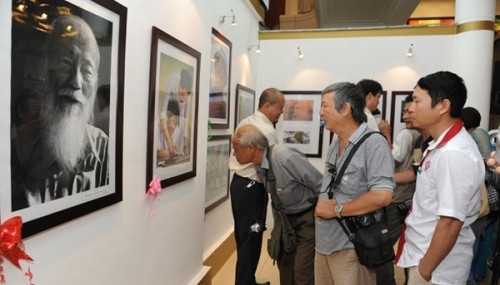 艺术摄影图片展生动展示河内市民的生活 ảnh 1