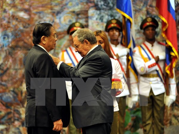 老挝国家主席朱马里·赛雅颂荣获古巴的“何塞·马蒂”勋章 ảnh 1 老挝国家主席朱马里·赛雅颂荣获古巴的“何塞·马蒂”勋章 ảnh 1