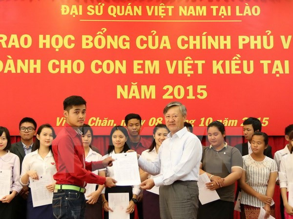 旅居老挝越南同胞子女荣获越南政府的奖学金 ảnh 1 旅居老挝越南同胞子女荣获越南政府的奖学金 ảnh 1