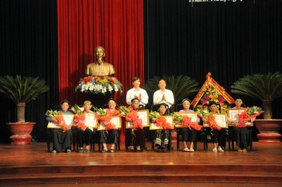 越南清化省向584位母亲授予和追授“越南英雄母亲”荣誉称号 ảnh 1 越南清化省向584位母亲授予和追授“越南英雄母亲”荣誉称号 ảnh 1