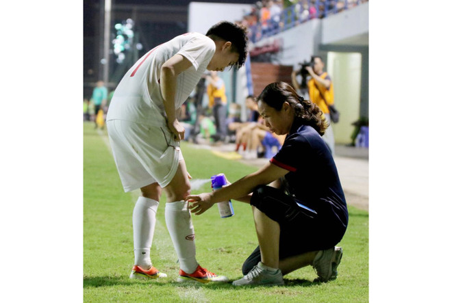 越南2名医生获得亚足联医疗部15年贡献奖 ảnh 2