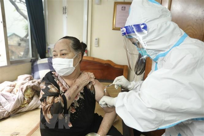河内市卫生部门上门为老弱特殊人群提供疫苗接种服务 ảnh 1 河内市卫生部门上门为老弱特殊人群提供疫苗接种服务 ảnh 1