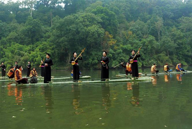 赴宣光省体验“在挪罗湖上划竹筏、听天曲”的乐趣 ảnh 1