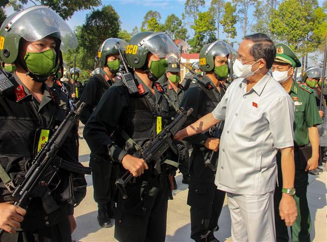 春节前夕国会副主席陈光芳走访慰问芹苴市武装力量 ảnh 1