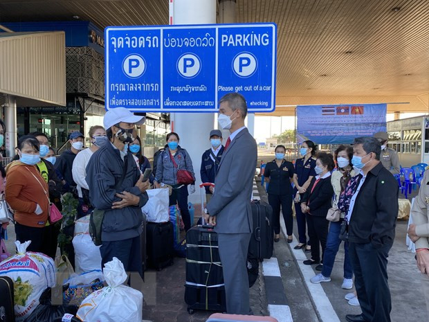 越南驻泰国孔敬总领事馆协助越南公民通过陆路返乡过年 ảnh 1