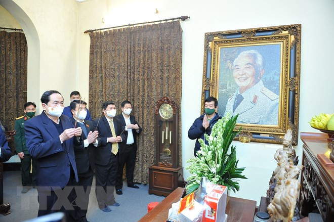 国会常务副主席陈青敏上香缅怀原党和国家领导人 ảnh 1