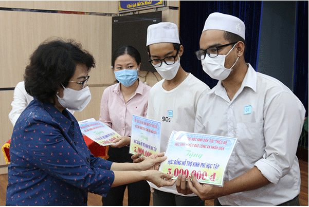 胡志明市向贫困的少数民族大学生发放助学金 ảnh 1 胡志明市向贫困的少数民族大学生发放助学金 ảnh 1