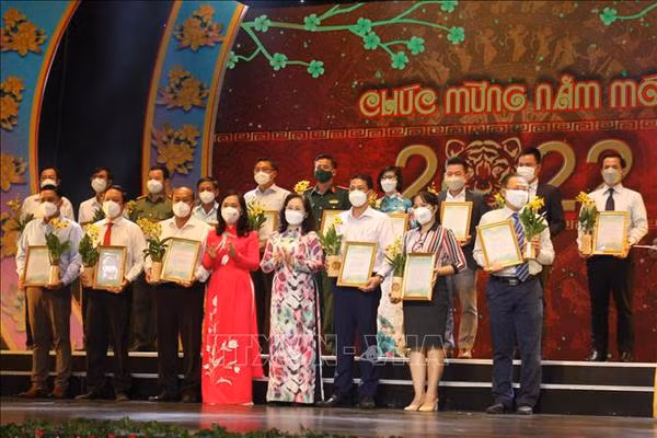 胡志明市农民协会募集104亿多越盾 帮助农民过好年 ảnh 1 胡志明市农民协会募集104亿多越盾 帮助农民过好年 ảnh 1