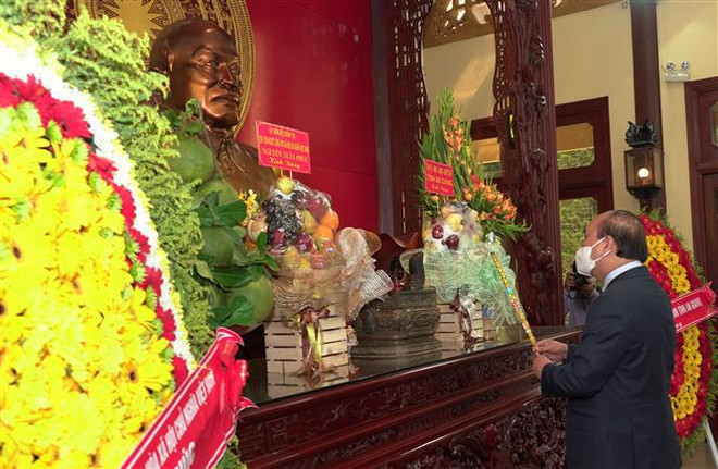 越南国家主席阮春福敬香缅怀孙德胜主席 ảnh 1 越南国家主席阮春福敬香缅怀孙德胜主席 ảnh 1