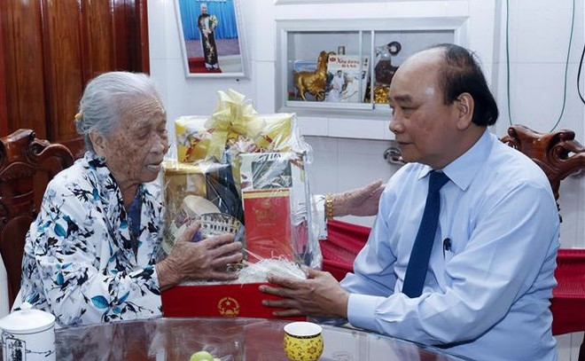越南国家主席阮春福敬香缅怀孙德胜主席 ảnh 2 越南国家主席阮春福敬香缅怀孙德胜主席 ảnh 2