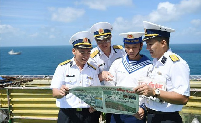 向坚守DK1海上高脚屋的指战员送上春节温暖 ảnh 2